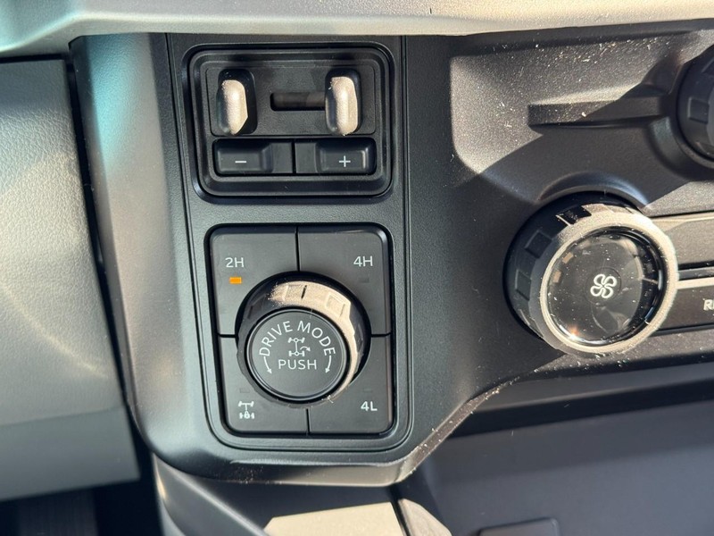 Ford Super Duty F-350 SRW Vehicle Full-screen Gallery Image 17