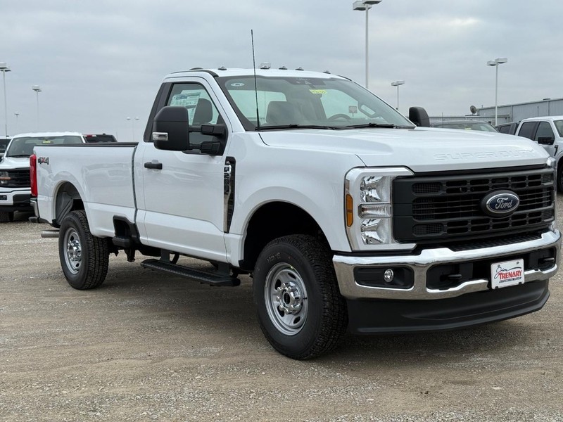 Ford Super Duty F-250 SRW Vehicle Full-screen Gallery Image 2