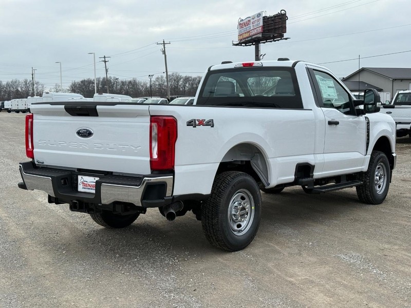 Ford Super Duty F-250 SRW Vehicle Full-screen Gallery Image 3
