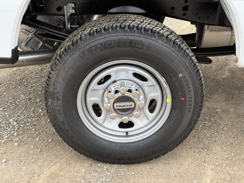 Ford Super Duty F-250 SRW Vehicle Full-screen Gallery Image 4