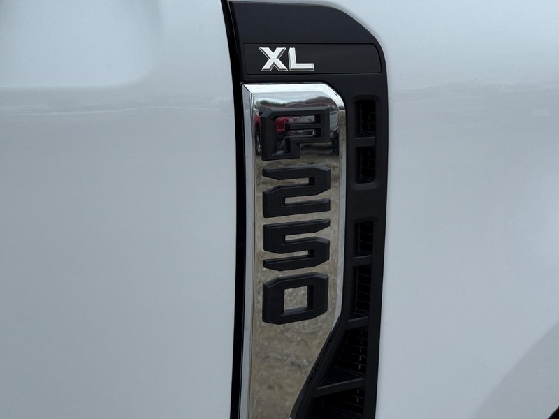 Ford Super Duty F-250 SRW Vehicle Full-screen Gallery Image 5