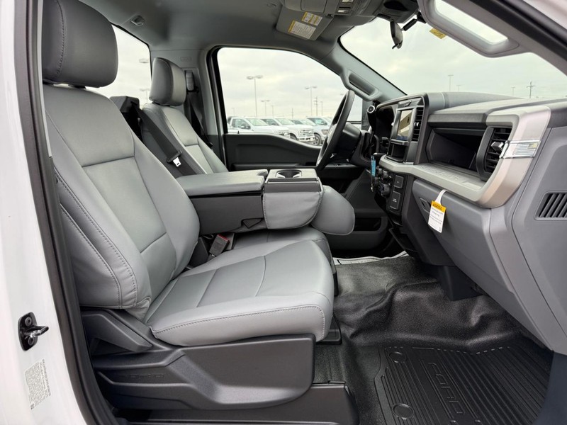 Ford Super Duty F-250 SRW Vehicle Full-screen Gallery Image 6