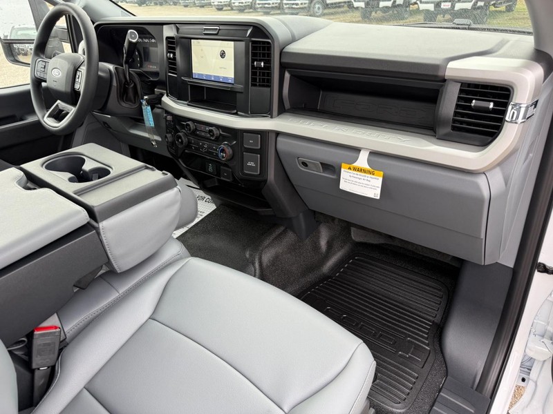 Ford Super Duty F-250 SRW Vehicle Full-screen Gallery Image 7