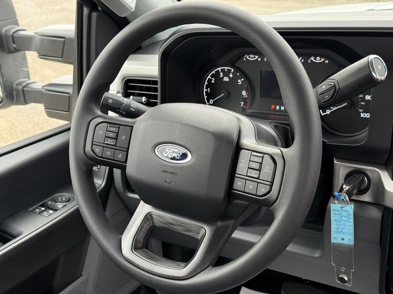 Ford Super Duty F-250 SRW Vehicle Full-screen Gallery Image 8