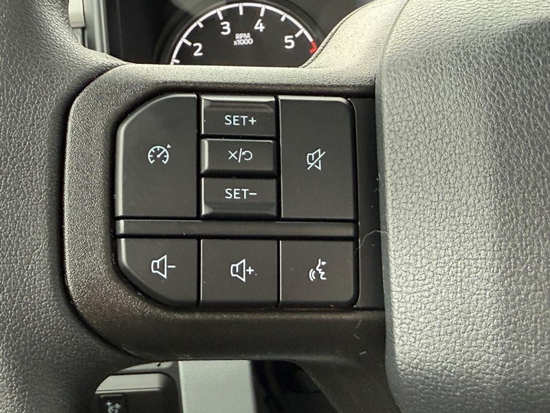 Ford Super Duty F-250 SRW Vehicle Full-screen Gallery Image 9