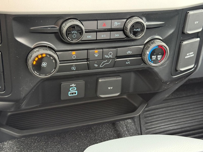 Ford Super Duty F-250 SRW Vehicle Full-screen Gallery Image 14