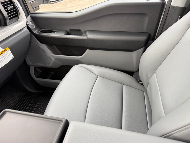 Ford Super Duty F-250 SRW Vehicle Full-screen Gallery Image 16