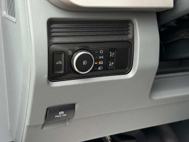 Ford Super Duty F-250 SRW Vehicle Full-screen Gallery Image 17