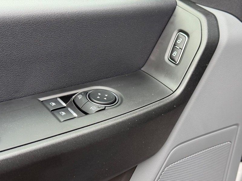 Ford Super Duty F-250 SRW Vehicle Full-screen Gallery Image 18