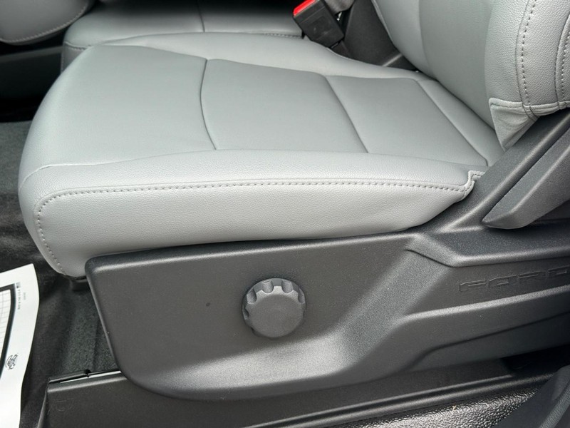 Ford Super Duty F-250 SRW Vehicle Full-screen Gallery Image 19