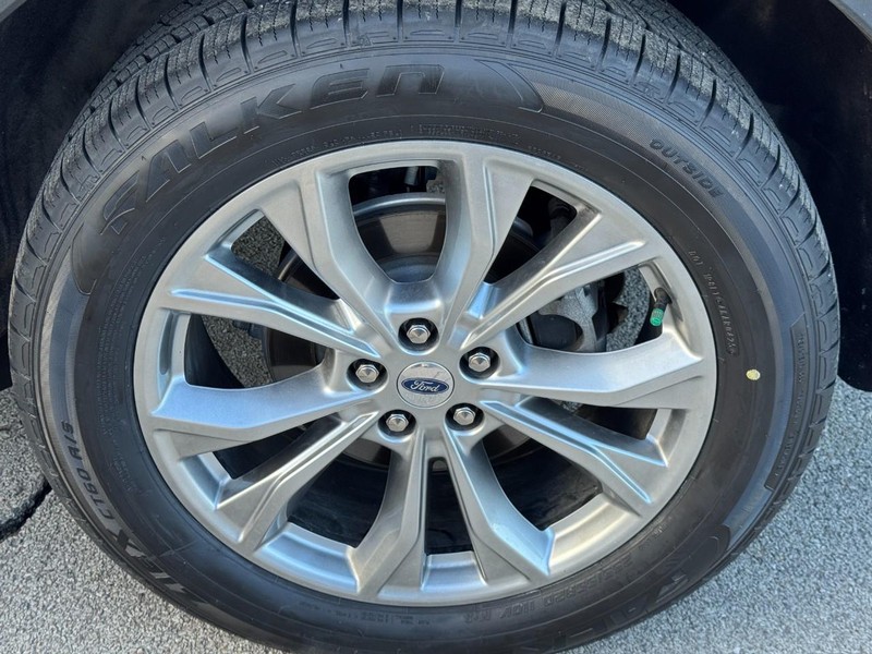 Ford Explorer Vehicle Full-screen Gallery Image 7