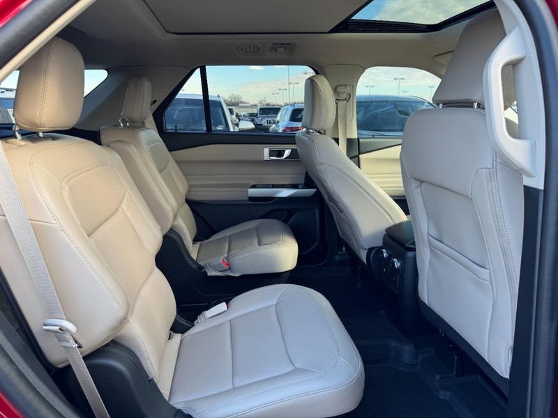 Ford Explorer Vehicle Full-screen Gallery Image 10