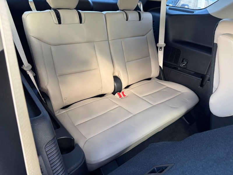 Ford Explorer Vehicle Full-screen Gallery Image 11