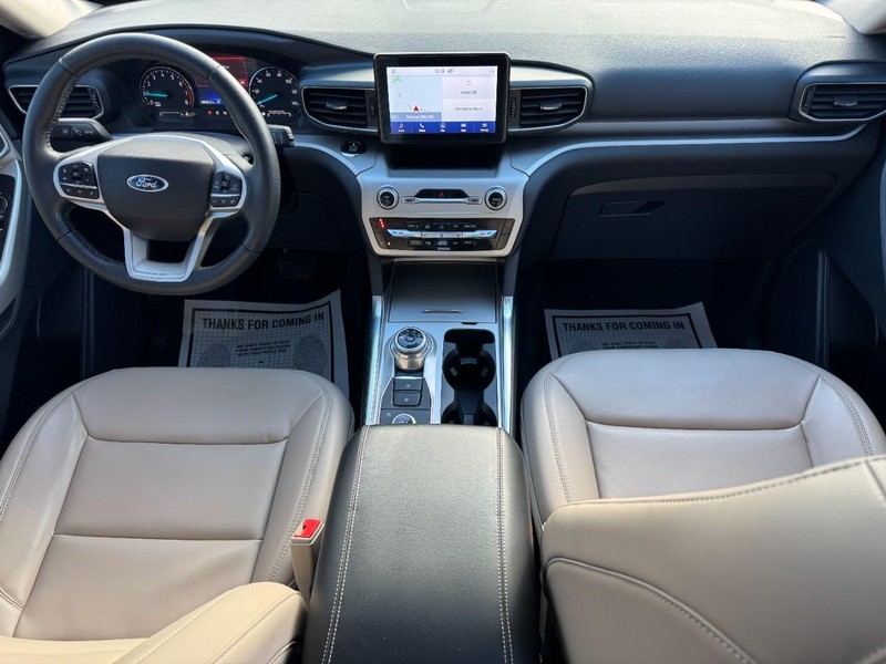 Ford Explorer Vehicle Full-screen Gallery Image 12