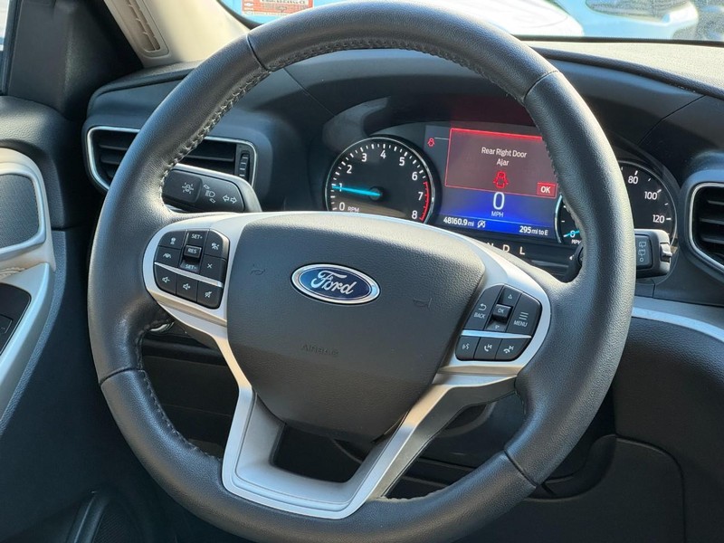 Ford Explorer Vehicle Full-screen Gallery Image 13