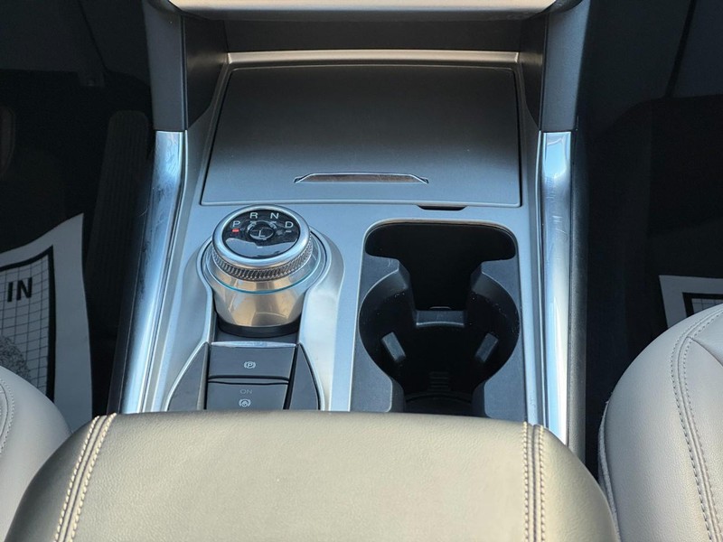 Ford Explorer Vehicle Full-screen Gallery Image 15