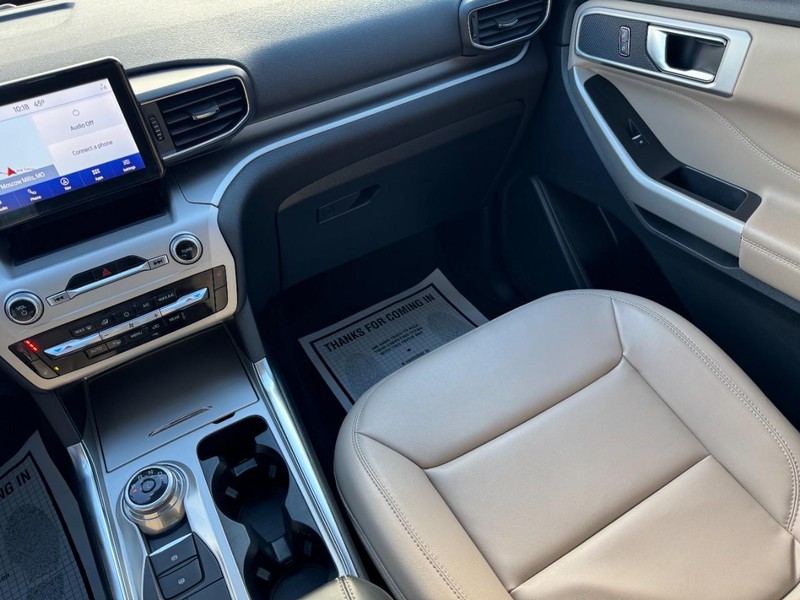 Ford Explorer Vehicle Full-screen Gallery Image 16