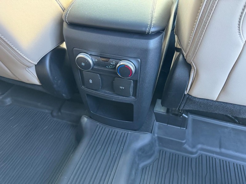 Ford Explorer Vehicle Full-screen Gallery Image 17