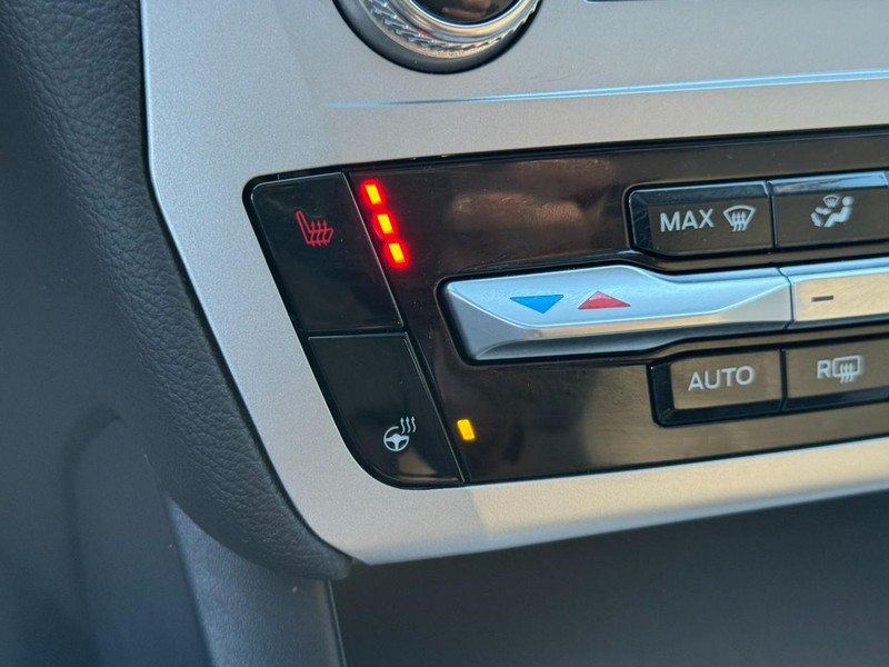 Ford Explorer Vehicle Full-screen Gallery Image 24