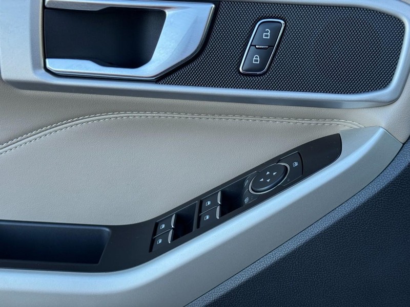 Ford Explorer Vehicle Full-screen Gallery Image 26