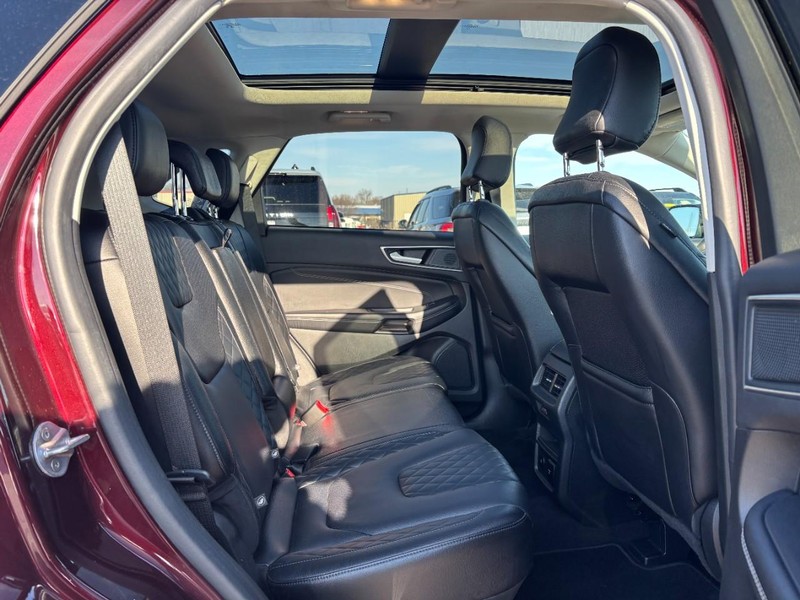 Ford Edge Vehicle Full-screen Gallery Image 10