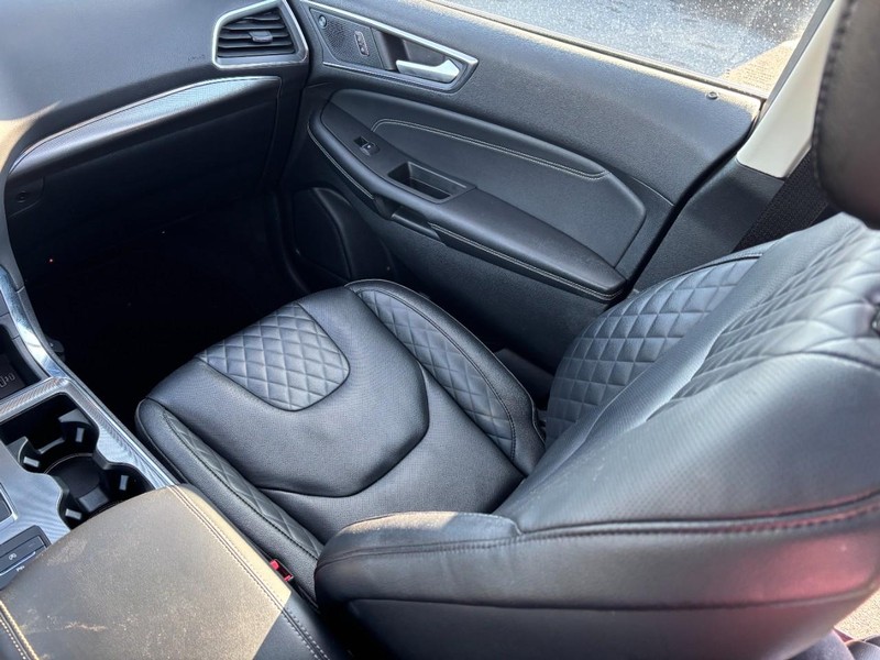 Ford Edge Vehicle Full-screen Gallery Image 15