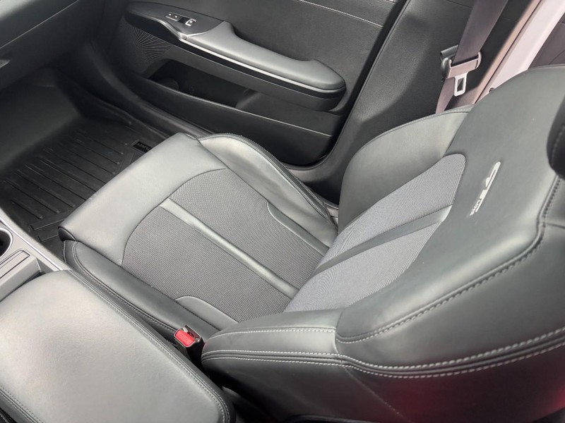 Kia K5 Vehicle Image 15