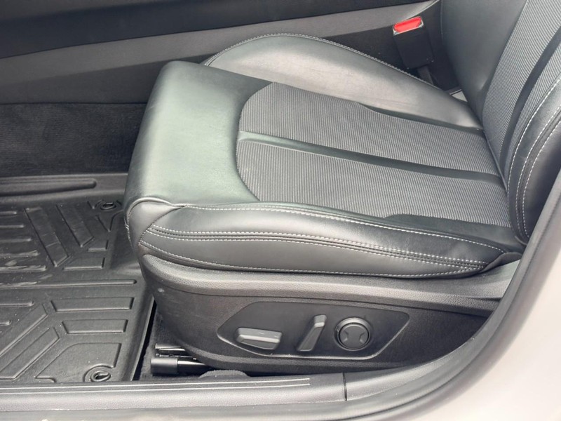 Kia K5 Vehicle Image 24