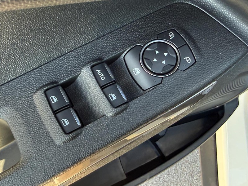 Ford EcoSport Vehicle Full-screen Gallery Image 15