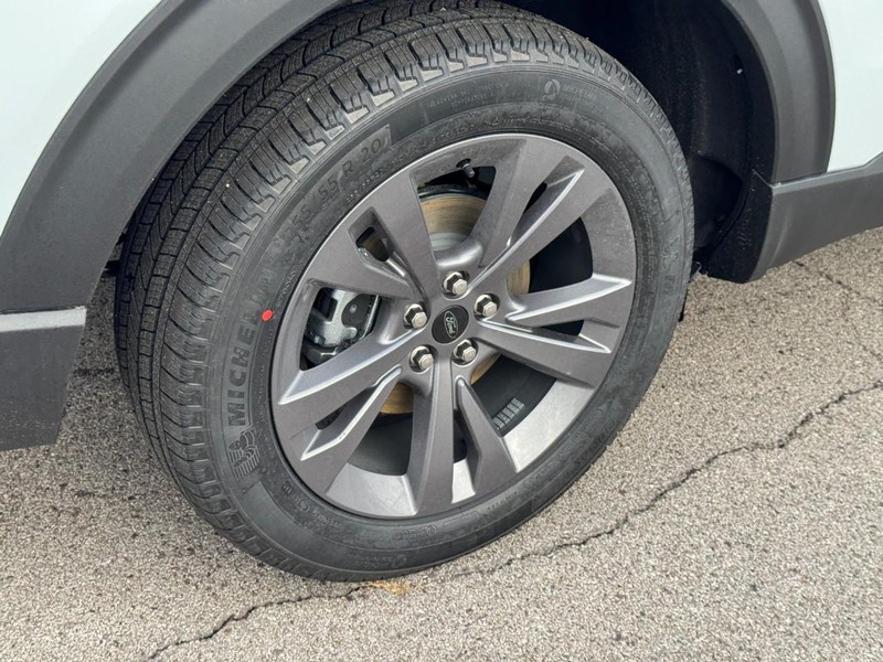 Ford Explorer Vehicle Image 04