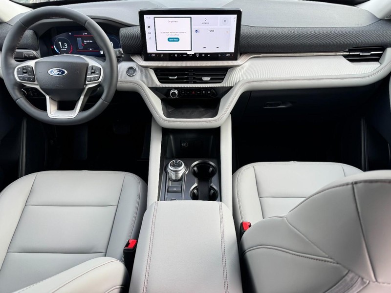 Ford Explorer Vehicle Image 07