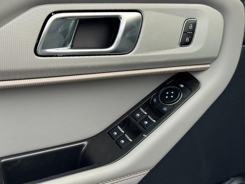 Ford Explorer Vehicle Image 12