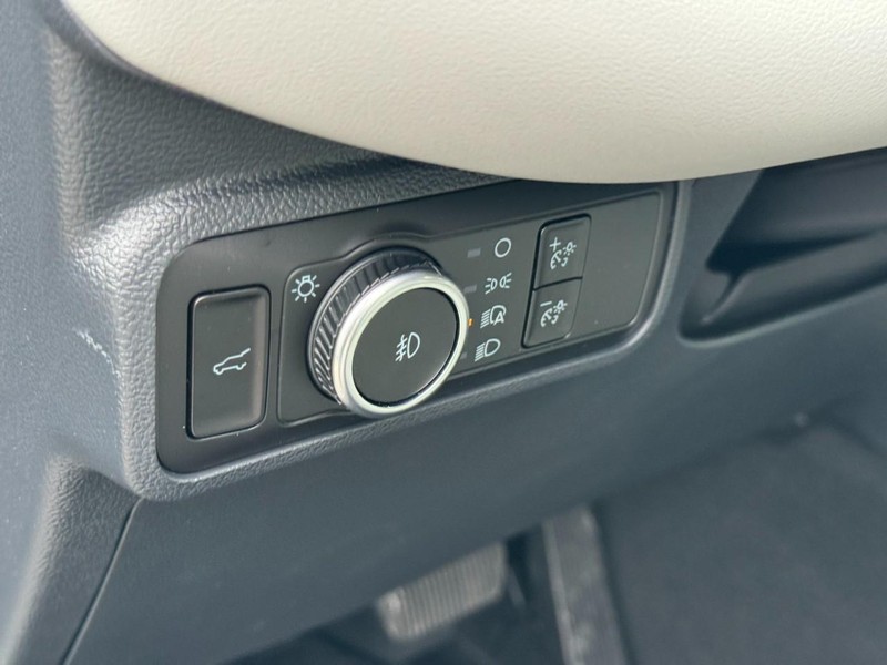 Ford Explorer Vehicle Image 13