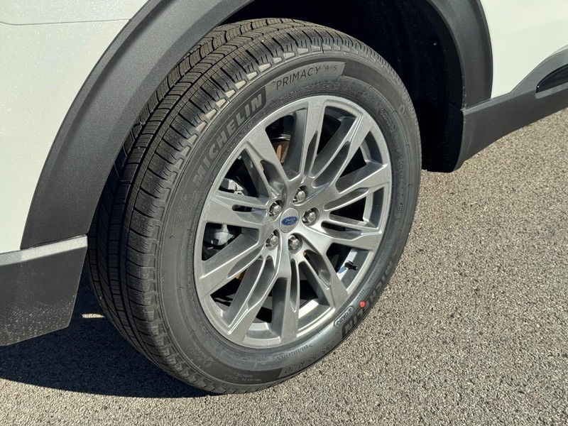 Ford Explorer Vehicle Image 04