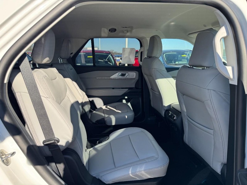 Ford Explorer Vehicle Image 05