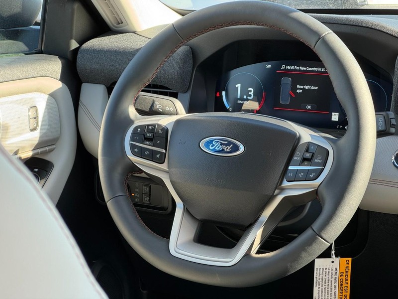 Ford Explorer Vehicle Image 08