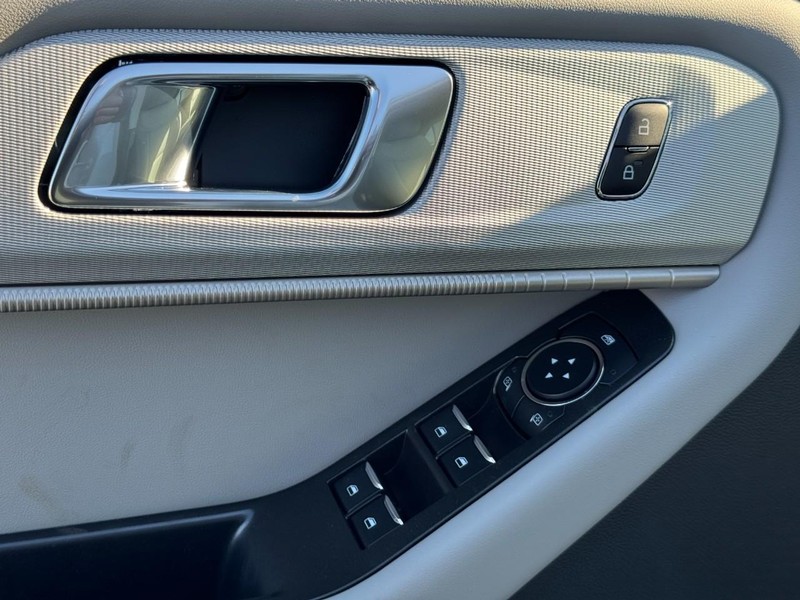 Ford Explorer Vehicle Image 11