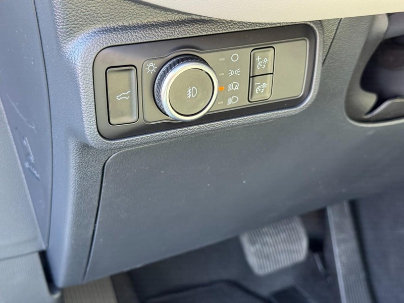 Ford Explorer Vehicle Image 12