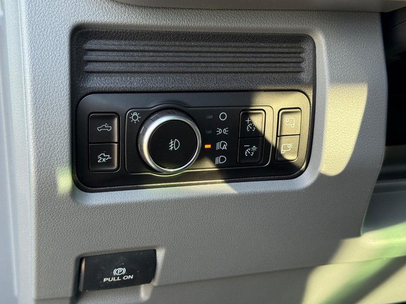 Ford Super Duty F-250 SRW Vehicle Image 18