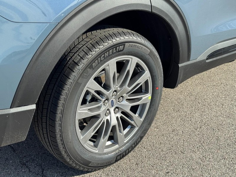 Ford Explorer Vehicle Image 04