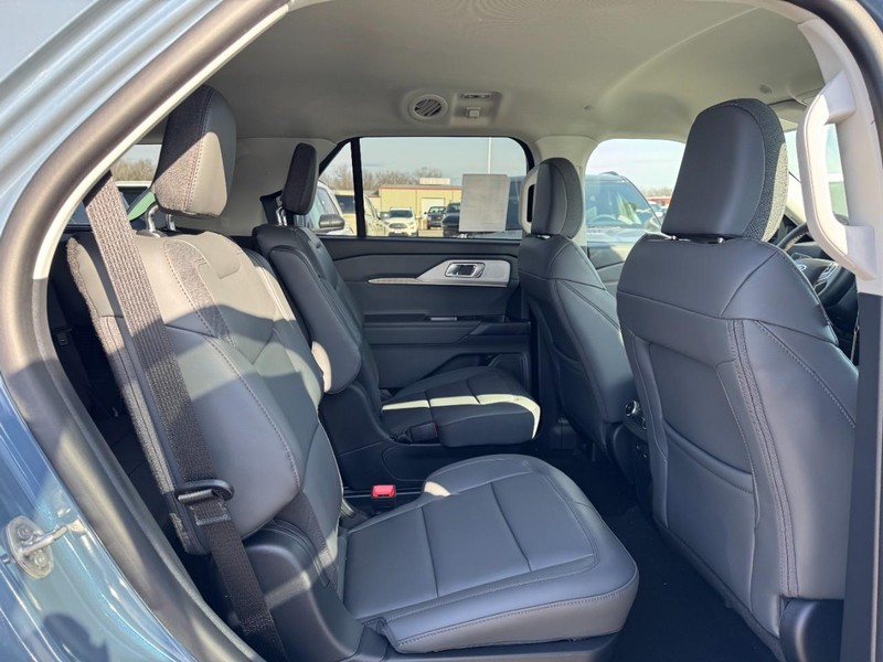 Ford Explorer Vehicle Image 05