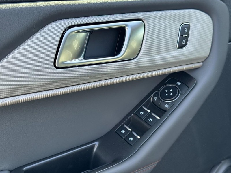 Ford Explorer Vehicle Image 12