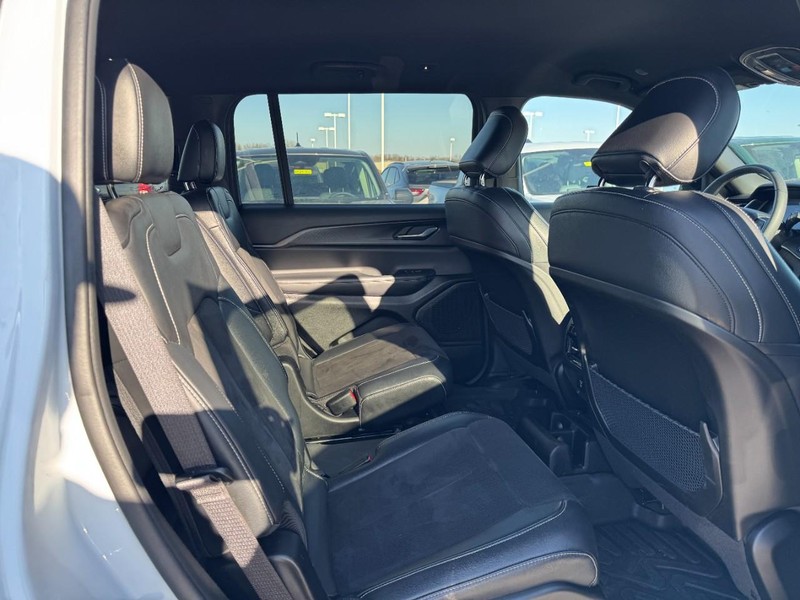 Jeep Grand Cherokee L Vehicle Image 10