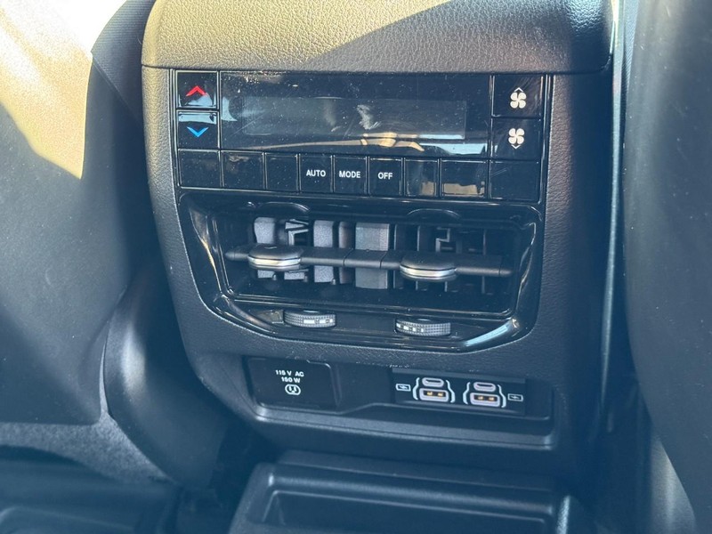 Jeep Grand Cherokee L Vehicle Image 16