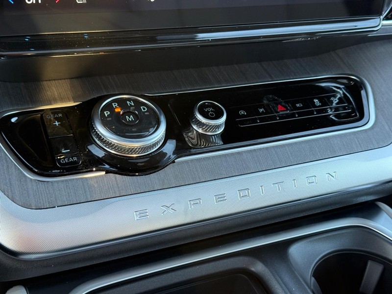 Ford Expedition Vehicle Image 17