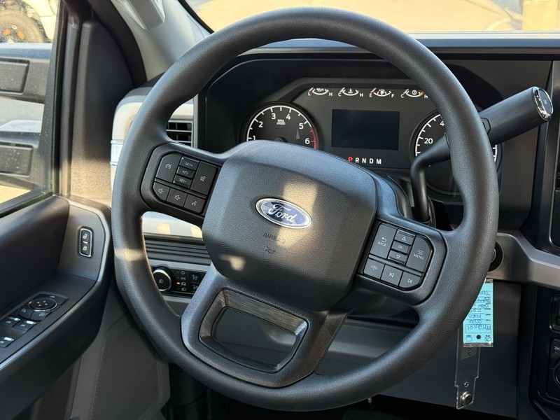 Ford Super Duty F-250 SRW Vehicle Image 08