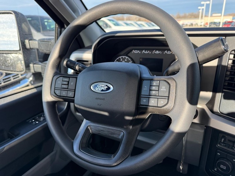 Ford Super Duty F-250 SRW Vehicle Image 08