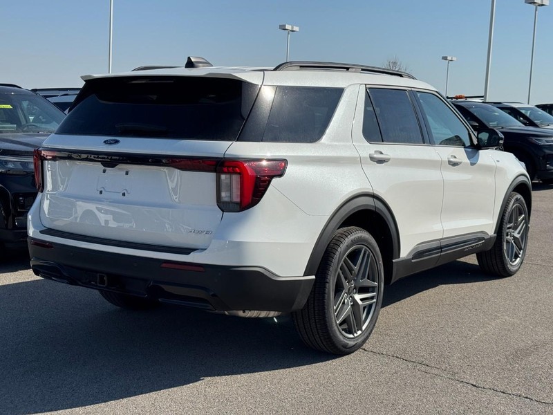 Ford Explorer Vehicle Full-screen Gallery Image 3