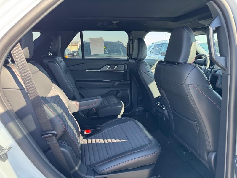 Ford Explorer Vehicle Full-screen Gallery Image 5