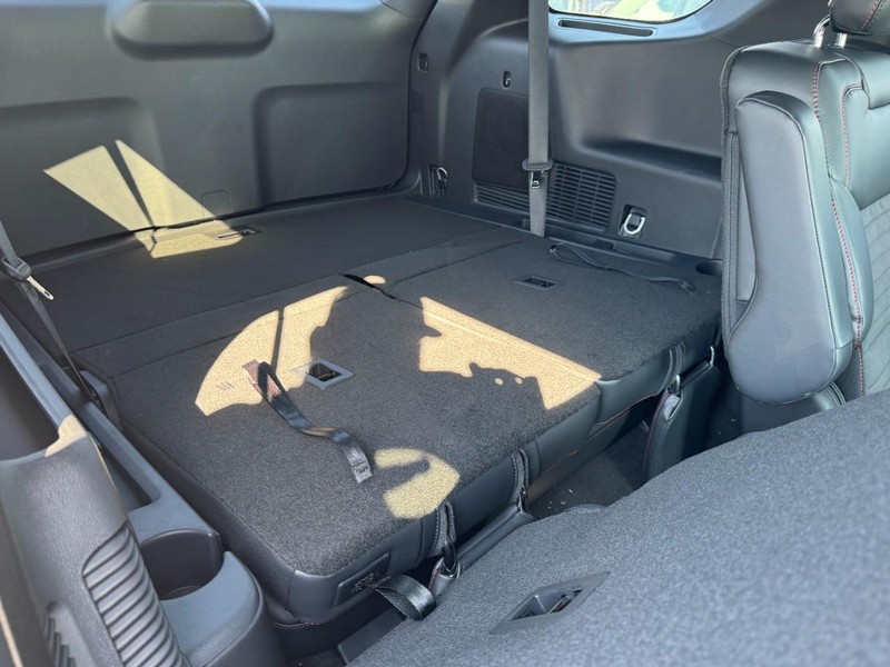 Ford Explorer Vehicle Full-screen Gallery Image 6